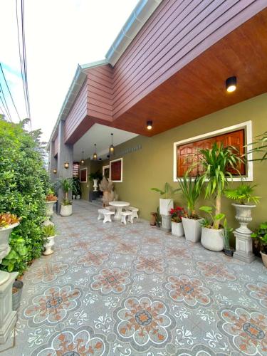 einen Innenhof mit Topfpflanzen in einem Gebäude in der Unterkunft ภูมินทร์โฮมน่าน in Nan
