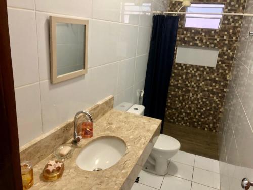een badkamer met een wastafel, een toilet en een douche bij Kadosh in São Luís