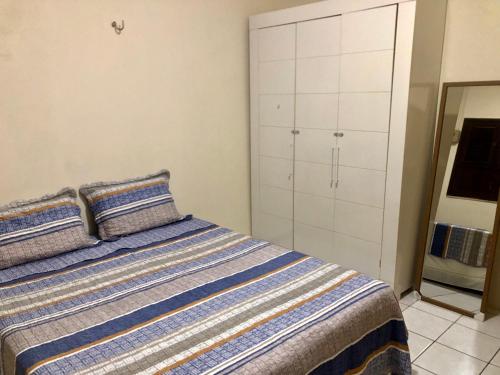 una camera con letto e cassettiera di Kadosh a São Luís