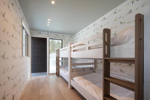 מיטה או מיטות קומותיים בחדר ב-Silver Maple Chalet by Hakuba White Fox Company