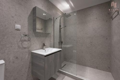 bagno con lavandino e doccia di Bourn, Nilie Hospitality MGMT a Salonicco