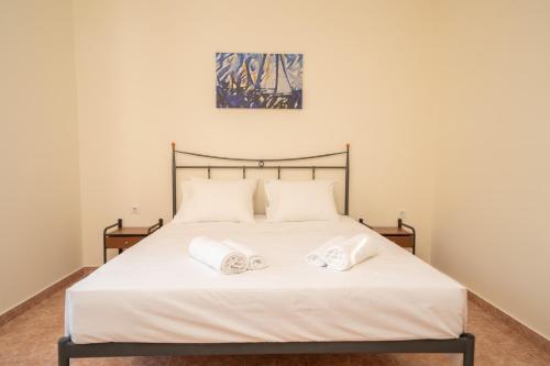 A bed or beds in a room at Afroditi Holiday Home - Yellow Apartment