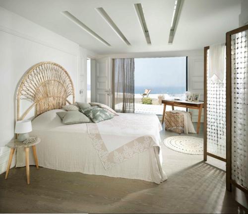 1 dormitorio con cama grande y ventana grande en Marinhill - High Luxury Villa, en Bodrum City