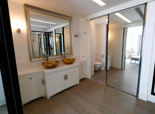 Baño con 2 lavabos y espejo en Marinhill - High Luxury Villa, en Bodrum City