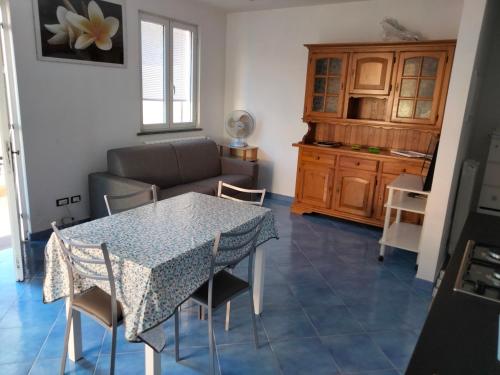 A kitchen or kitchenette at La casetta dei limoni