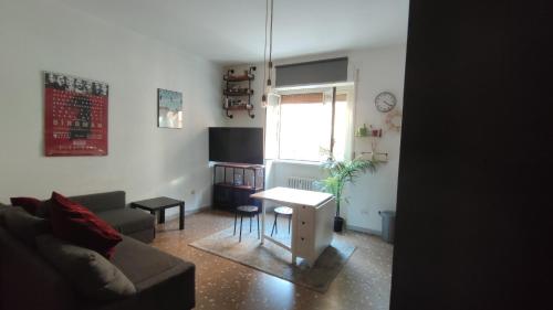 un soggiorno con un divano e un tavolo di Simonhome a Roma
