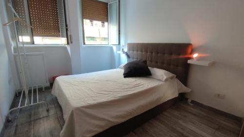 una camera da letto con un letto, una finestra e una porta di Simonhome a Roma