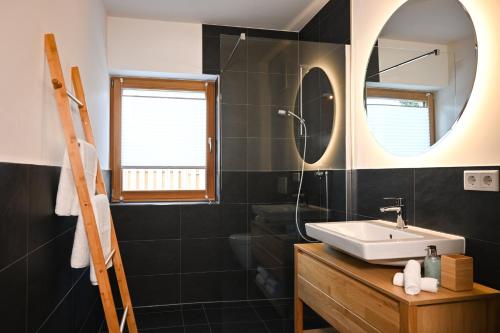 y baño con lavabo y espejo. en Apartment K13 en Bad Wiessee