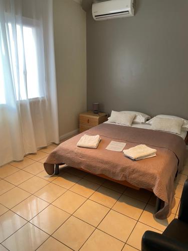 a bedroom with a bed with two towels on it at Sun Villa in Saint-Denis