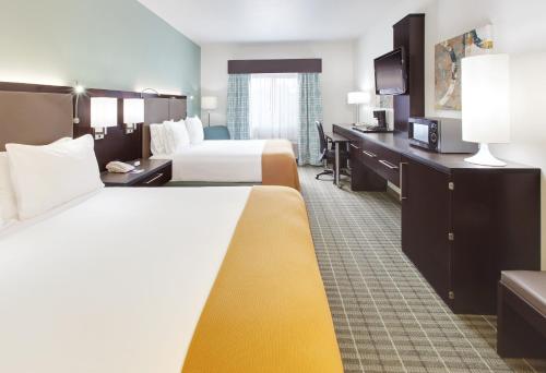 Cette chambre comprend deux lits et un bureau. dans l'établissement Holiday Inn Express Monticello, an IHG Hotel, à Monticello