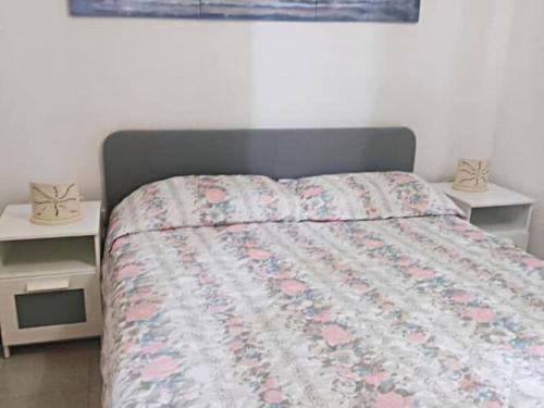 una camera con un letto e due comodini di Lovely holiday home in Marina di Mandatoriccio with terrace a Mandatoriccio Marina