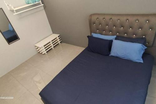 Un pat sau paturi într-o cameră la Margosa Botani Ipoh Homestay 3BR by Grab A Stay