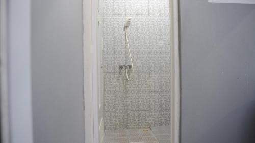 Kupatilo u objektu Sitiinggil Guest House Syariah