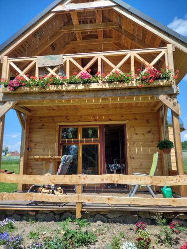 a log cabin with flowers on the roof at Gabel&Jurgen in Mirsk