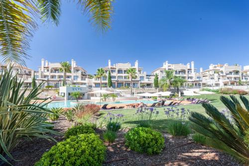 a view of the pool at the resort at Vilamoura Pine Hills Villa in Vilamoura