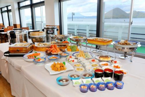 een buffet met eten op een tafel bij Toya-onsen Hotel Hanabi in Lake Toya