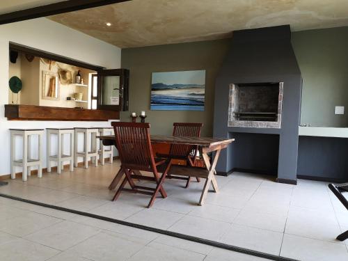 eine Küche und ein Esszimmer mit einem Tisch und Stühlen in der Unterkunft St Francis Bay House On The Canal in St Francis Bay