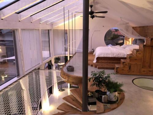 Schlafzimmer mit einem Bett auf einem Balkon in der Unterkunft Das Poolhaus in Rottau