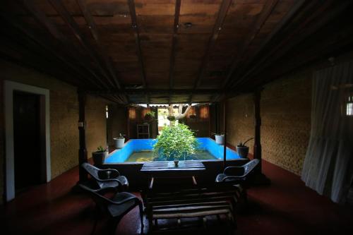 ein Zimmer mit einem Tisch und einer Pflanze darin in der Unterkunft Sigiri Peace Hostel in Sigiriya
