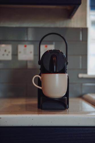 a tea kettle sitting on a kitchen counter at Lizzie's Cottage in Drumaroad
