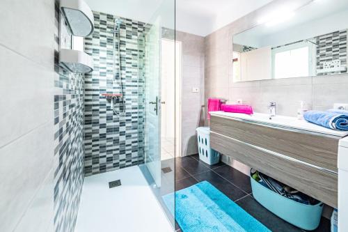 a bathroom with a sink and a glass shower at Perla Marina en Rocas del Mar in Arona