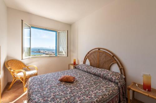 - une chambre avec un lit et une fenêtre dans l'établissement Casa Vacanze 21 Aprile - 1, à Calasetta