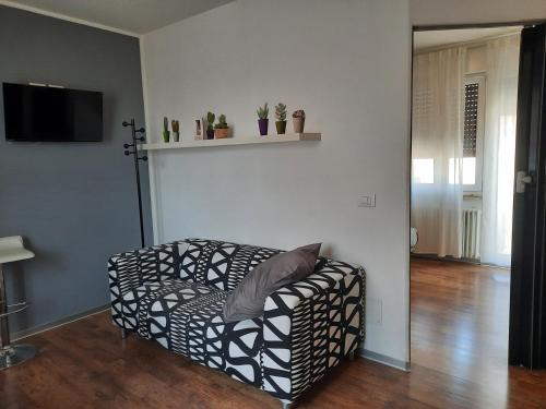 a living room with a black and white couch at Siore Marie gli alloggi in San Giórgio di Nogaro