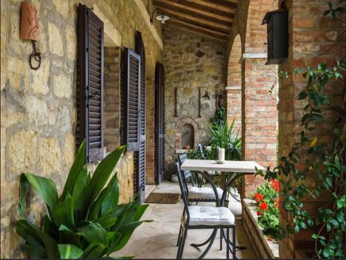 an outdoor patio with a table and chairs at B&B Daria - Deb'S Monticchiello in Monticchiello