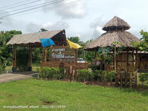 un restaurant avec un bar et une cabane dans l'établissement สวนเกษตรรักษ์ไผ่ Bamboo Conservation Farm, à Surin