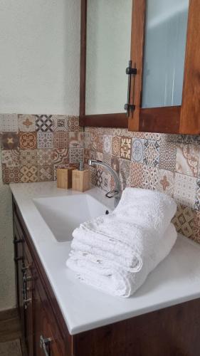 uma casa de banho com lavatório e toalhas em Savannah suite em ‘Isfiyā