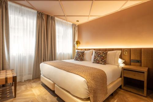 格拉納達的住宿－里奧室友酒店，一间设有大床和窗户的酒店客房