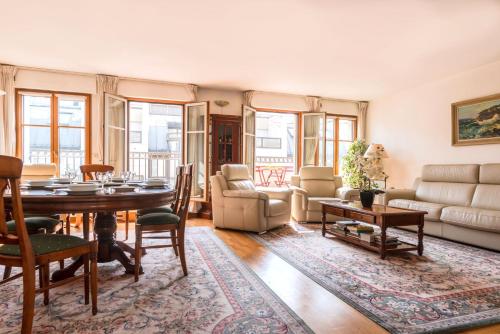 un salon avec une table et des chaises dans l'établissement Beaudelaire Center Residence, à Paris