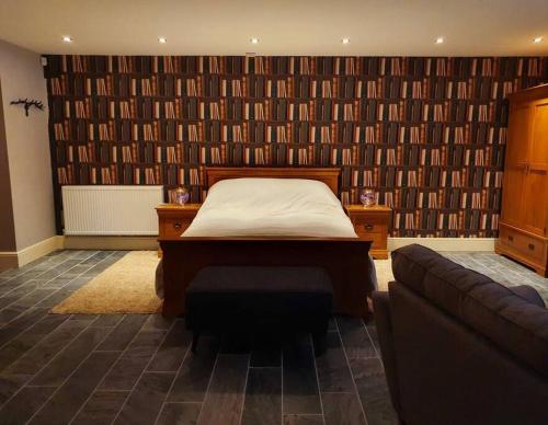 Uma cama ou camas num quarto em Sycamore Suite is a private retreat with log fire