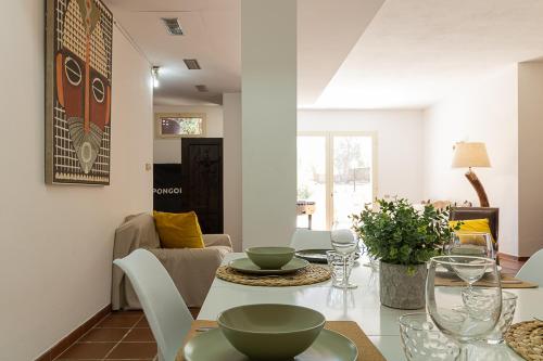 a dining room with a table with bowls on it at Villa Caterina in La Maddalena