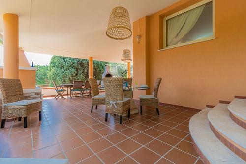 a dining room with a table and chairs at Villa Caterina in La Maddalena