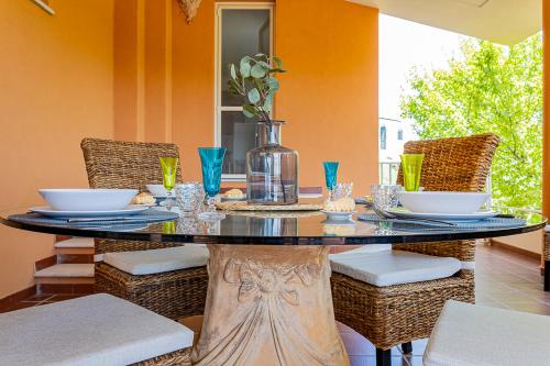a dining room with a table with chairs and a window at Villa Caterina in La Maddalena