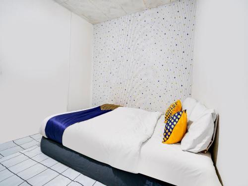 Un pat sau paturi într-o cameră la SPOT ON 91609 Pondok Mill's Syariah