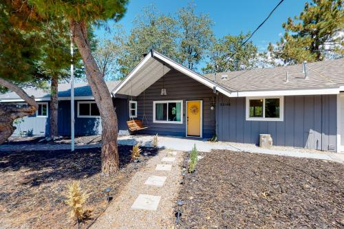 una casa con un árbol delante en Golden Leaf Charmer, en Idyllwild