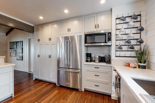Una cocina o zona de cocina en Golden Leaf Charmer