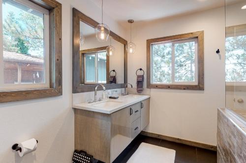 Un baño con lavabo y dos ventanas. en Golden Leaf Charmer, en Idyllwild