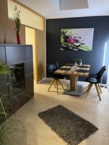 uma sala de estar com uma mesa e cadeiras e uma lareira em Live to Lion em Braunschweig