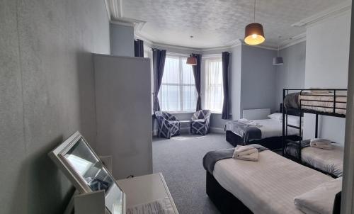 Zimmer mit 2 Betten und 2 Etagenbetten in der Unterkunft Royal Pier in Sandown