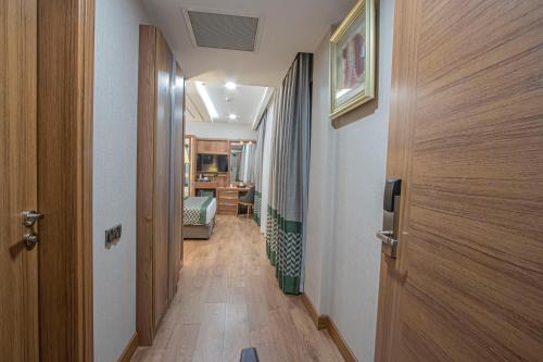 a hallway with a door leading to a room at UNITED HOTEL INTERNATIONAL in Yaoundé