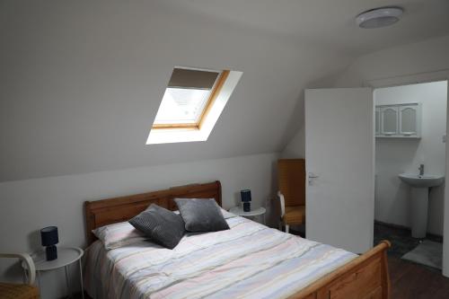 1 dormitorio con 1 cama con 2 almohadas en Cosy Loft situated on shores of Lough Neagh, 
