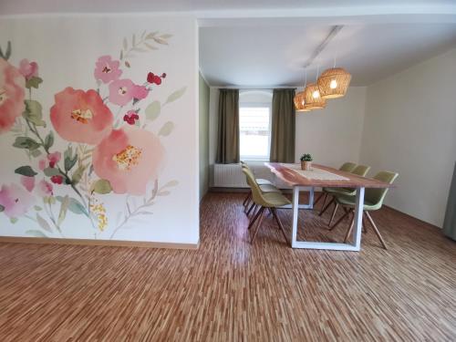 Gambar di galeri bagi Ferienhof Gräfe - 3-Seiten Hof mit großem Garten, Pool & Sauna di Meißen