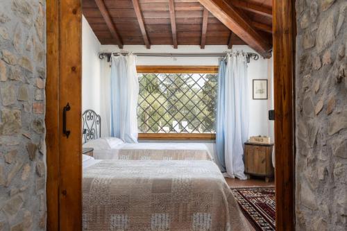 sypialnia z 2 łóżkami i oknem w obiekcie San Martino Country Villa B&B w mieście Barberino di Mugello
