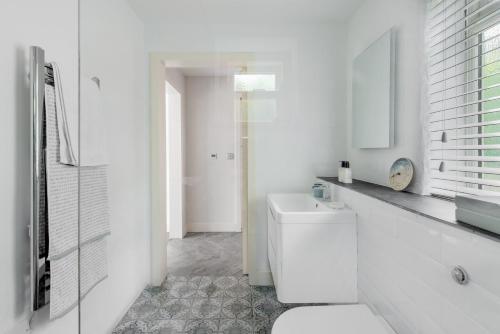 Un baño de The Cow Shed Luxury Barn Moments From Narberth