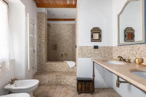 巴貝里諾·迪·穆傑羅的住宿－San Martino Country Villa B&B，浴室配有卫生间、盥洗盆和淋浴。