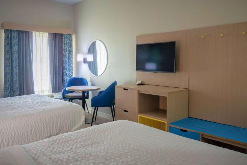 Cama o camas de una habitación en Days Inn & Suites by Wyndham Savannah North I-95