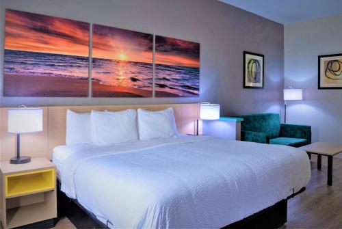 Cama o camas de una habitación en Days Inn & Suites by Wyndham Savannah North I-95